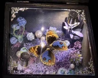 Caja de sombras con mariposa mecánica vintage que brilla en la oscuridad y arena movediza, diorama gótico de rosa azul, decoración de curiosidades