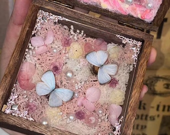Caja vintage rosa con arena movediza para ejemplares de mariposas reales, objeto decorativo hecho a mano con flores secas, estilo Fairycore Cottagecore.
