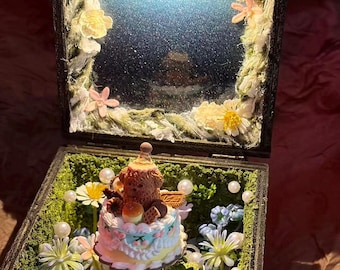 Caja de música giratoria mecánica vintage con forma de pastel de cumpleaños, diorama floral de arena movediza hecho a mano, regalo con melodía de feliz cumpleaños