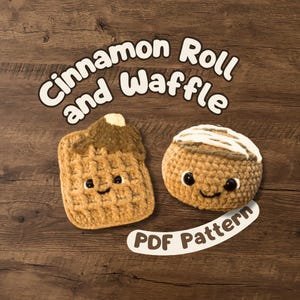 Puede incluir: Dos peluches de ganchillo, un gofre cuadrado y un rollo de canela redondo, ambos con ojos de seguridad oscuros y sonrisas bordadas. El texto "Cinnamon Roll and Waffle" aparece arriba y "PDF Pattern" está impreso debajo de ellos.
