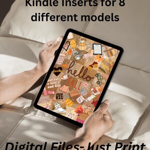 Puede incluir: Una tableta muestra un collage de imágenes digitales con temática otoñal, incluyendo calabazas, hojas y tazas de café. El texto en la tableta dice "hello FALL". La imagen es sostenida por manos, y el texto en la parte superior dice "Kindle Inserts for 8 different models". El texto en la parte inferior dice "Digital Files-Just Print and Cut."
