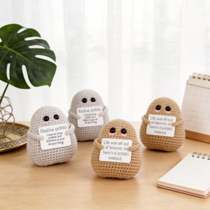 Puede incluir: Un juego de tres tazas de cerámica con un acabado mate moteado. Las tazas son en tonos crema, gris claro y gris oscuro. Cada taza tiene un diseño simple y minimalista, ideal para café o té.