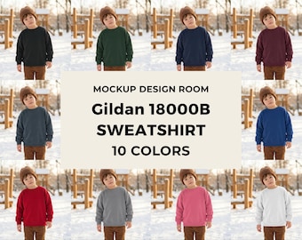 Maqueta de sudadera Gildan 18000B / Sudadera juvenil de cuello redondo / Fondo de parque infantil nevado / 10 colores