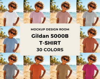 Mockup Gildan 5000B | Chłopiec z tropikalnej plaży | Fajny, letni klimat | 30 kolorów