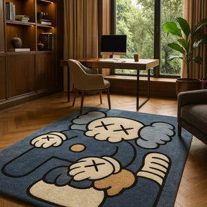 Puede incluir: Alfombra azul con un diseño de personaje de dibujos animados con detalles en beige y negro. La alfombra está en una habitación con un escritorio de madera, una silla y una estantería. La habitación tiene una ventana grande con vistas a árboles.