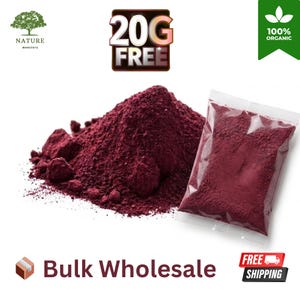 Puede incluir: Un montón de polvo de color púrpura intenso junto a una bolsa de plástico transparente llena de la misma sustancia de color rojo púrpura. La imagen incluye el texto 20G FREE, 100% ORGANIC, NATURE monstera y Bulk Wholesale, con un icono de camión.