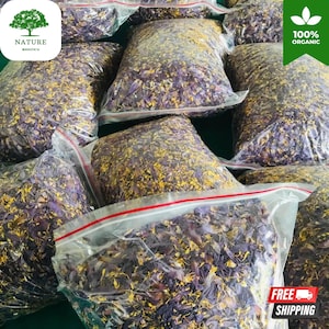 Puede incluir: Varias bolsas de plástico transparente resellables llenas de pétalos de flores secas azules y amarillas. Las bolsas están dispuestas en grupo, mostrando la textura y el color del contenido botánico. Cada bolsa tiene un cierre rojo en la parte superior.