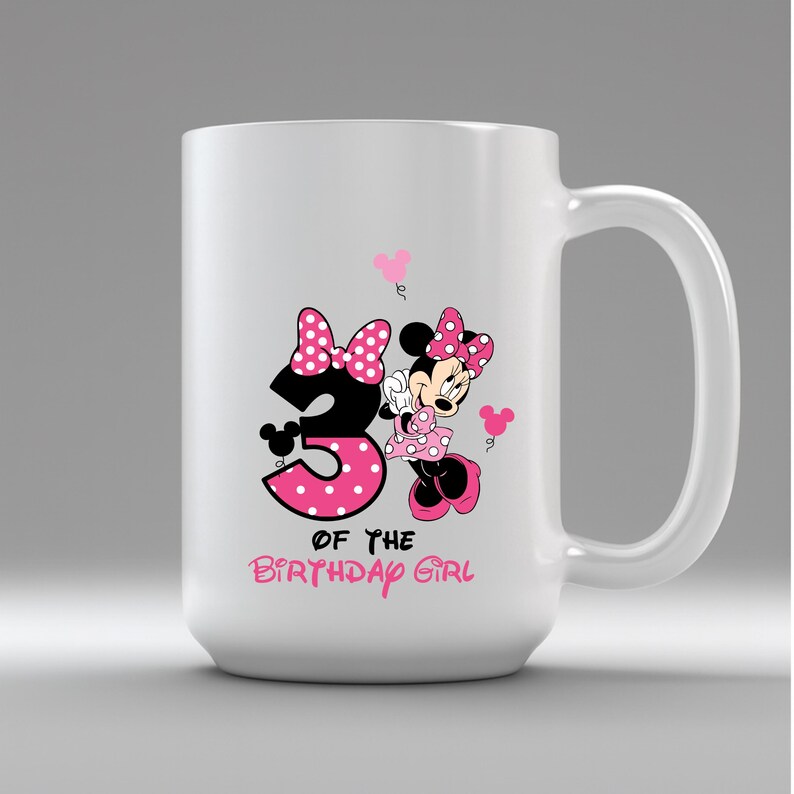 Pu&ograve; includere: Tazza in ceramica bianca con un design di Minnie Mouse. Il design include il numero 3 a pois neri e rosa, Minnie Mouse e il testo "OF THE BIRTHDAY GIRL" in rosa. La tazza ha un manico grande.