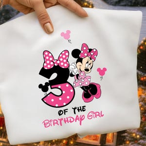 Pu&ograve; includere: T-shirt bianco con grafica di Minnie Mouse, con fiocco e vestito a pois rosa. Il numero 3 &egrave; nero con un design a pois rosa. Il testo recita "OF THE BIRTHDAY GIRL".