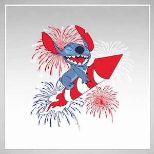 Può includere: Illustrazione di Stitch di Lilo & Stitch su un razzo rosso e bianco, con fuochi d'artificio rossi, bianchi e blu sullo sfondo. Stitch è blu con grandi orecchie e un ampio sorriso. Tema patriottico.