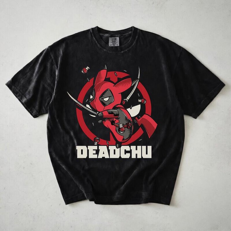Camiseta Deadpool x Pikachu Comfort Colors, Camiseta Deadchu Mashup, Camiseta divertida de superhéroe mercenario de anime, Camiseta de ratón amarillo genial, Regalo para fans de superhéroes imagen 1