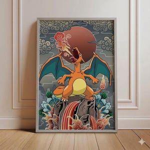 Może przedstawiać: Oprawiona grafika przedstawiająca pomarańczowego Charizarda. Smok jest przedstawiony ziejący ogniem na tle czerwonego słońca, szarych chmur i elementów kwiatowych. Grafika jest oprawiona w szarą ramę.