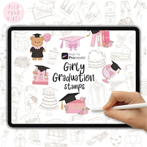 以下が含まれることがあります： 卒業をテーマにしたスタンプが描かれたタブレットのデジタルイラスト。卒業ガウンを着たテディベア、ピンクの卒業帽子、本、花の要素などのスタンプが含まれています。「Girly Graduation Stamps」のテキストが表示されています。