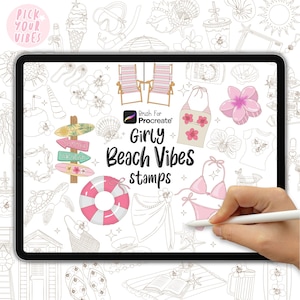 Könnte beinhalten: Ein digitales Kunstset auf einem Tablet-Bildschirm mit Strandmotiven. Die Stempel zeigen Strandstühle, eine Schwimmboje, einen Bikini und ein Wegweiser. Der Text "Girly Beach Vibes stamps" ist auf dem Bildschirm zu sehen. Eine Hand benutzt einen Stift.
