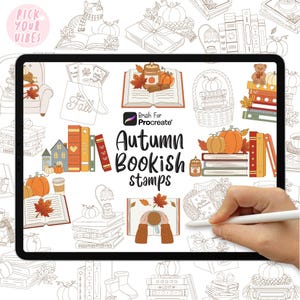 Könnte beinhalten: Ein digitaler Tablet-Bildschirm mit einer Sammlung von Autumn Bookish-Stempeln für Procreate. Der Bildschirm zeigt verschiedene Illustrationen von Büchern, Kürbissen, Kerzen und gemütlichen Gegenständen mit dem Text Autumn Bookish stamps.