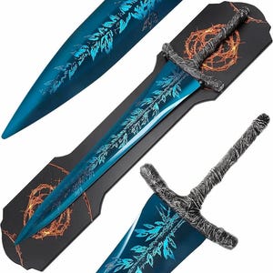 Puede incluir: Una espada decorativa con una hoja azul con un diseño de hojas. La empuñadura y la guarda tienen un aspecto detallado y texturizado. La espada descansa sobre una tabla de exhibición negra con un diseño circular dorado.