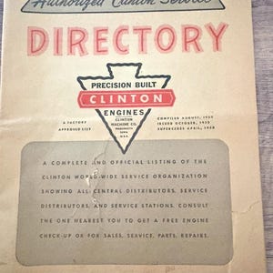 Puede incluir: Un documento de papel color canela titulado Authorized Clinton Service Directory, fechado en octubre de 1953. Presenta un logotipo negro y rojo de Clinton Engines, Precision Built, y texto que detalla una organización de servicio mundial para la Clinton Machine Company.