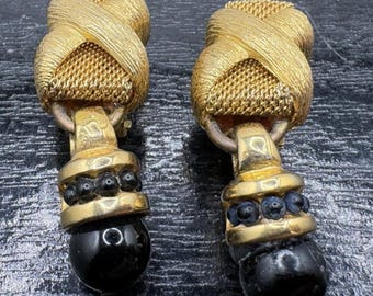 Pendientes colgantes de clip grandes con cuentas negras y tono dorado estilo X de RR, firmados, de los años 80.