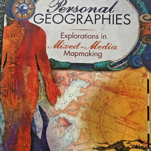 Könnte beinhalten: Ein Buch mit dem Titel "Personal Geographies" und dem Untertitel "Explorations in Mixed-Media Mapmaking". Das Cover zeigt eine Collage aus einer Karte, einer Windrose und einer menschlichen Figur. Der Name des Autors, Jill K. Berry, steht unten.