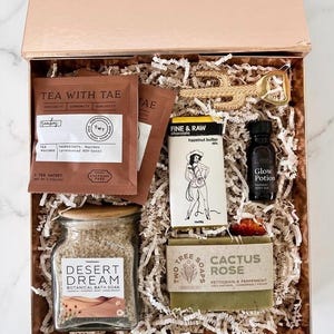 Zestaw upominkowy Desert Inspired Spa dla niej, pudełko prezentowe w stylu western z płynem do kąpieli, herbatą, olejkiem do ciała, czekoladą i mydłem z kaktusa i róży
