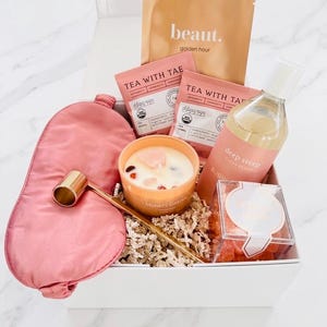 Caja de regalo de spa de cumpleaños para ella, set de baño de burbujas relajante para el autocuidado, vela, mascarilla facial, antifaz, ositos de Prosecco, apagavelas dorado, té