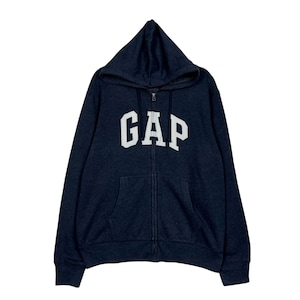 Könnte beinhalten: Marineblauer Kapuzenpullover mit Reißverschluss und dem weißen Text "GAP" auf der Brust. Der Kapuzenpullover hat eine Kapuze mit Kordelzug und zwei Vordertaschen. Das Sweatshirt ist aus einem weichen, bequemen Material.
