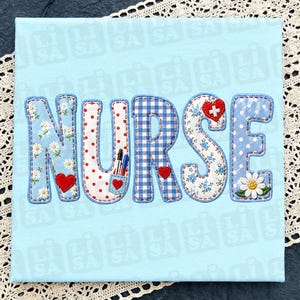 Może przedstawiać: Jasnoniebieskie płótno z napisem "NURSE" z aplikowanych tkanin. Litery mają wzory kwiatowe, w kropki i kratę, z akcentami w kształcie serca i krzyża medycznego. Stokrotka zdobi literę "E".