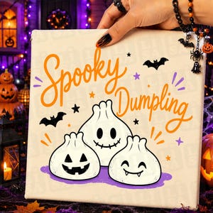 Może przedstawiać: Kwadratowy wydruk na płótnie z pomarańczowym napisem Spooky Dumpling nad trzema białymi postaciami pierożków z czarnymi twarzami dyni, szwów i wampira, ozdobiony małymi czarnymi nietoperzami, fioletowymi i pomarańczowymi gwiazdkami.