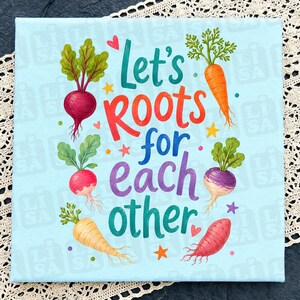 Könnte beinhalten: Hellblauer quadratischer Leinwanddruck mit Illustrationen von Wurzelgemüse und dem Text "Let's Roots for each other." Das Gemüse umfasst Karotten, Rüben und Speiserüben. Der Text ist mehrfarbig.