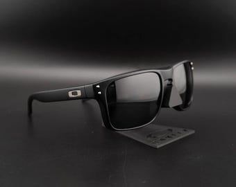 Oakley Holgrove Polarisierte Sonnenbrille - Mattschwarzer Rahmen, silbernes Logo, UV-Schutz-Sonnenbrille