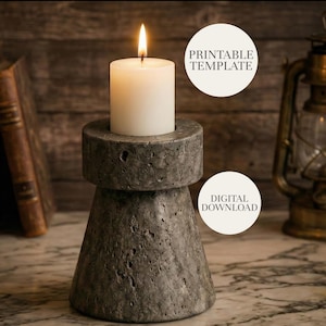 Op de afbeelding: Een brandende witte kaars staat op een grijze, getextureerde betonnen kandelaar. De kandelaar heeft een cilindrische bovenkant en een uitlopende basis. De woorden "PRINTABLE TEMPLATE" en "DIGITAL DOWNLOAD" staan in witte cirkels. Een vintage lantaarn en oude boeken staan op de achtergrond.