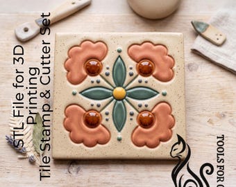 Puede incluir: Una baldosa cuadrada beige con un diseño floral en naranja, verde y marrón. La baldosa tiene una textura moteada y está rodeada de herramientas y una pieza de cerámica. El texto a la izquierda dice "Archivo STL para impresión 3D, juego de sellos y cortadores de baldosas."