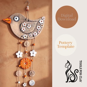 Peut inclure: Suspension murale en céramique en forme d'oiseau beige avec un bec orange et des fleurs blanches. L'oiseau est orné de perles et d'éléments décoratifs. Le texte « Téléchargement numérique » et « Modèle de poterie » est également présent.