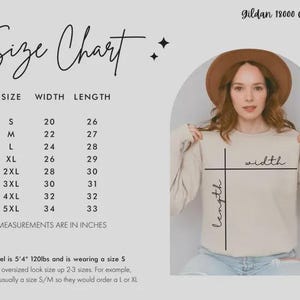 Op de afbeelding: Een maattabel voor het Gildan 18000 sweatshirt met breedte- en lengtematen in inches voor de maten S tot 5XL. De tabel bevat een visuele gids op een beige sweatshirt die laat zien waar de breedte en lengte op het kledingstuk worden gemeten.