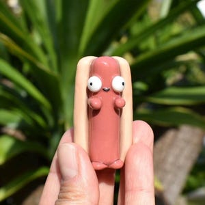 Handgefertigte Hotdog-Figur aus Ton – Niedliche Kawaii-Miniatur – Winziger Wurstfreund – Schreibtisch-Accessoire & Sammlerstück – BudClay Studio