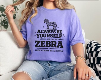 Sé siempre tú mismo a menos que puedas ser una cebra. PNG: Humor divertido de animales cebra. PNG Cita de safari y vida silvestre (Descarga digital)