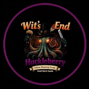 Könnte beinhalten: Ein kreisförmiges Logo mit lila Rand zeigt einen Oktopus mit Zylinder und Brille, der einen Rasierpinsel und ein Rasiermesser hält. Der Text lautet "Wit's End" und "Huckleberry Tallow Shaving Soap, Small Batch Goods".