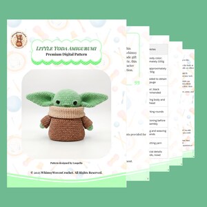 Op de afbeelding: Een gehaakte Little Yoda Amigurumi, een premium digitaal patroon, wordt weergegeven op een groene achtergrond. De Yoda-figuur is groen, bruin en bruin. De titel van het patroon staat in een groen golvend kader. Het patroon is ontworpen door Loopella.