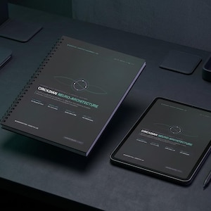 Może przedstawiać: Ciemnoszary notatnik ze spiralą oraz tablet wyświetlający tekst CIRCADIAN NEURO-ARCHITECTURE, w towarzystwie rysika. Okładka notatnika zawiera centralną grafikę kołową oraz szczegóły techniczne zapisane białymi i turkusowymi literami.