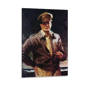 Op de afbeelding: Een canvas print van een portret van een man in militair uniform. De man draagt een bruine leren bomberjack, een beige overhemd en een militaire pet. Hij houdt een pijp vast en heeft zijn hand op zijn heup.