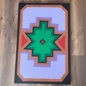 Puede incluir: Pintura geométrica abstracta sobre lienzo. La obra presenta una forma verde central con acentos rojos y naranjas, sobre un fondo lavanda. La pintura está enmarcada con un borde negro y un marco de madera.