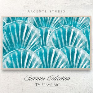 Puede incluir: Una impresión artística enmarcada con un patrón de formas de conchas marinas turquesas superpuestas con reflejos blancos. La obra de arte está etiquetada como "Summer Collection" y "TV Frame Art". El nombre del estudio "Argente Studio" está en la parte superior.