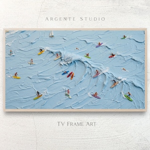 Puede incluir: Una pieza de arte mural rectangular enmarcada que presenta una escena oceánica texturizada en impasto azul claro con numerosas figuras en miniatura sobre tablas de surf y kayaks coloridos. El texto ARGENTE STUDIO y TV FRAME ART está impreso.