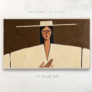 Può includere: Un'opera d'arte murale rettangolare intitolata Argente Studio TV Frame Art che presenta un dipinto stilizzato di una figura che indossa un cappello color crema a tesa larga e un indumento color crema su sfondo marrone scuro, mano sul petto.