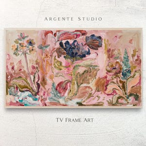 Puede incluir: Una pintura de paisaje rectangular en un marco de madera clara que presenta una composición floral con pinceladas gruesas y visibles en tonos rosa, azul oscuro, marrón y verde azulado. El texto ARGENTE STUDIO y TV FRAME ART aparece impreso.