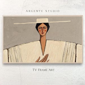 Może przedstawiać: Oprawiony cyfrowy wydruk artystyczny zatytułowany Argente Studio TV Frame Art przedstawiający stylizowany portret osoby w kapeluszu z szerokim rondem i teksturowanym białym ubraniu na stonowanym szarym tle z widocznymi śladami pędzla.