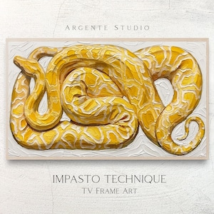 Puede incluir: Una pieza de arte mural rectangular que presenta una serpiente enroscada amarilla y blanca pintada con una técnica de empaste gruesa. El texto ARGENTE STUDIO aparece arriba e IMPASTO TECHNIQUE TV FRAME ART está impreso abajo.