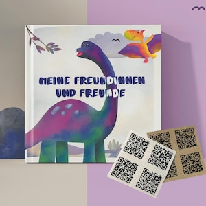 Könnte beinhalten: Ein Kinderbuch mit dem Titel "MEINE FREUNDINNEN UND FREUNDE" mit einer farbenfrohen Dinosaurier-Illustration. Das Cover zeigt einen lila, blauen und grünen Dinosaurier und einen fliegenden orange-gelben Dinosaurier. QR-Code-Aufkleber sind ebenfalls vorhanden.