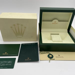 Puede incluir: Un letrero de madera rústica con la frase "Welcome to our home" en letras blancas. El letrero presenta un acabado envejecido y un diseño sencillo y acogedor.