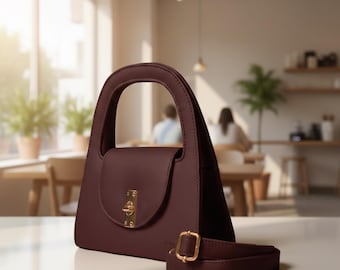 Bolso de mano de piel vegana color granate con asa superior estructurada